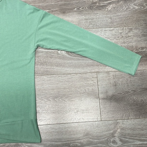 NWT Apana Yoga Long Sleeve Top Back Cutout and Twist Detail Feldspar Green M - Picture 16 of 16